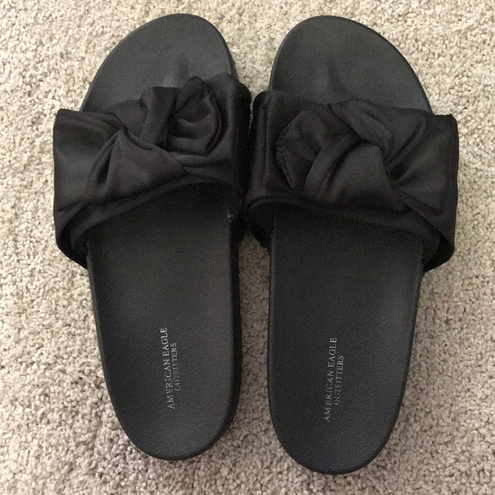 These black bow slides
